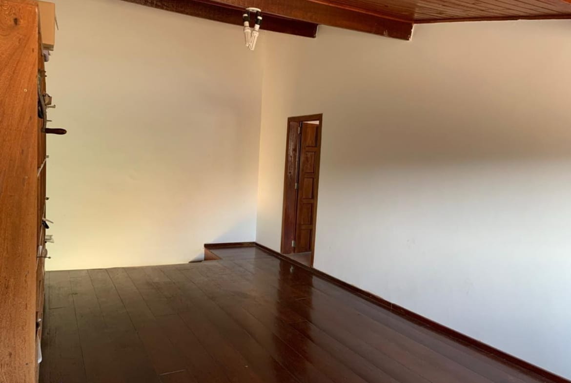 Casa à Venda em Guararema - Vale dos Eucaliptos - 13