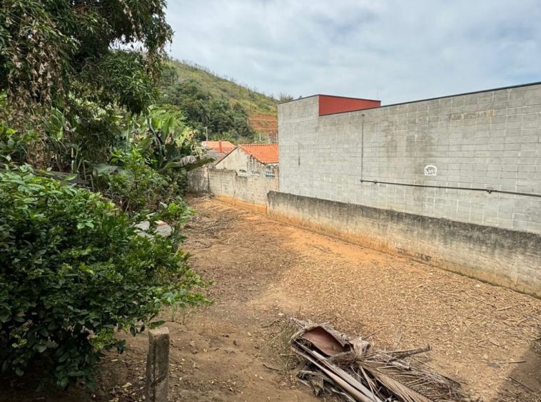 Terreno com Construção Simples - Oportunidade para Investidores - 07