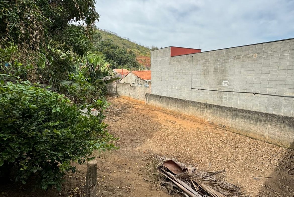 Terreno com Construção Simples - Oportunidade para Investidores - 07
