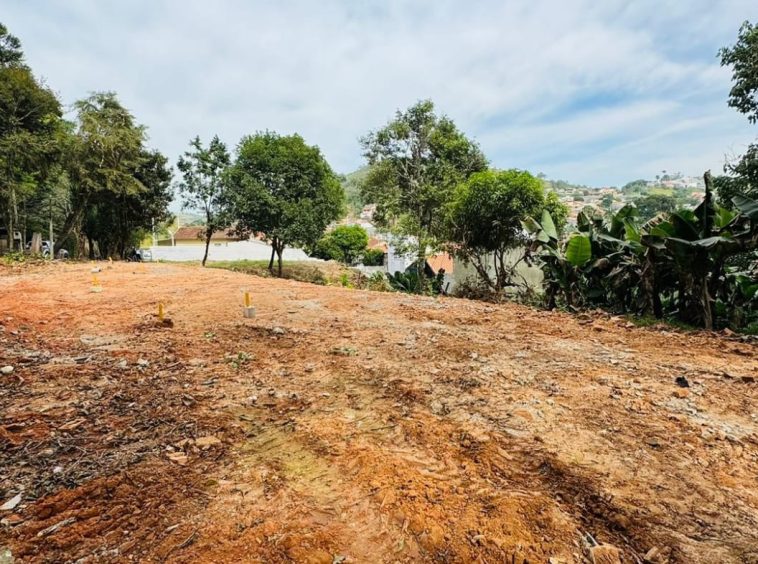 Terreno com Construção Simples - Oportunidade para Investidores - 06