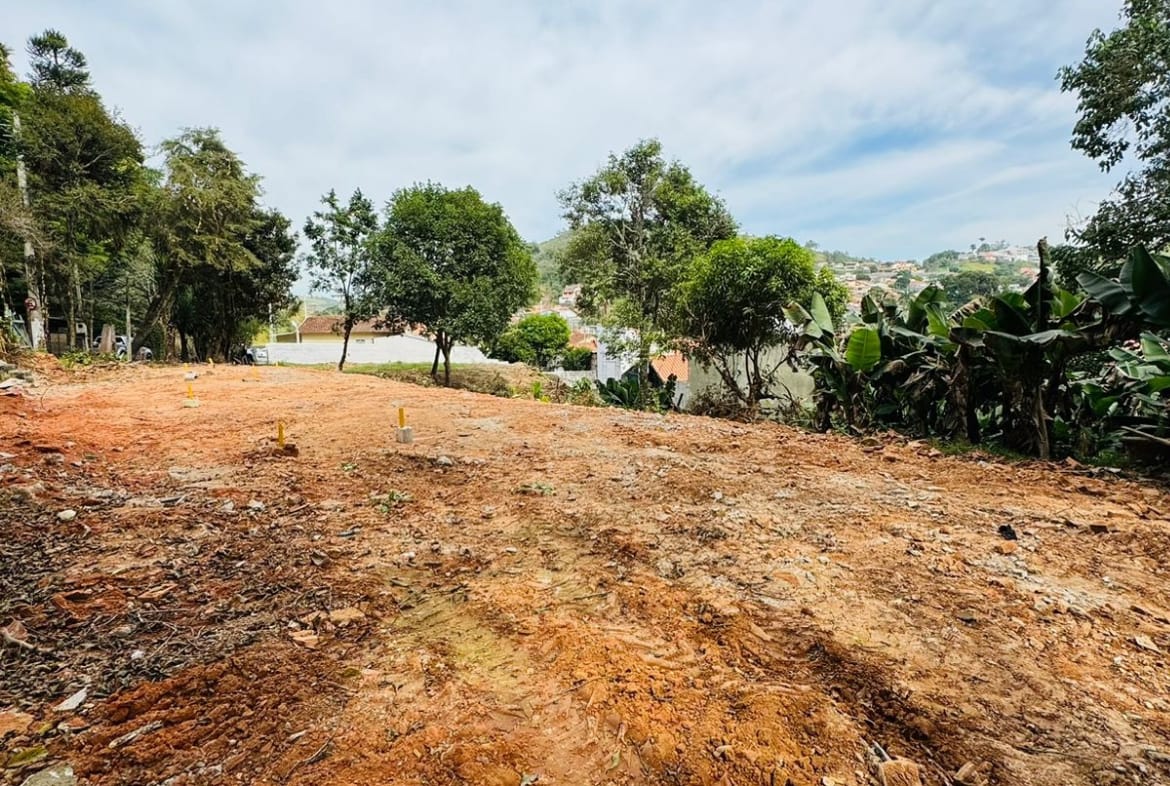 Terreno com Construção Simples - Oportunidade para Investidores - 06