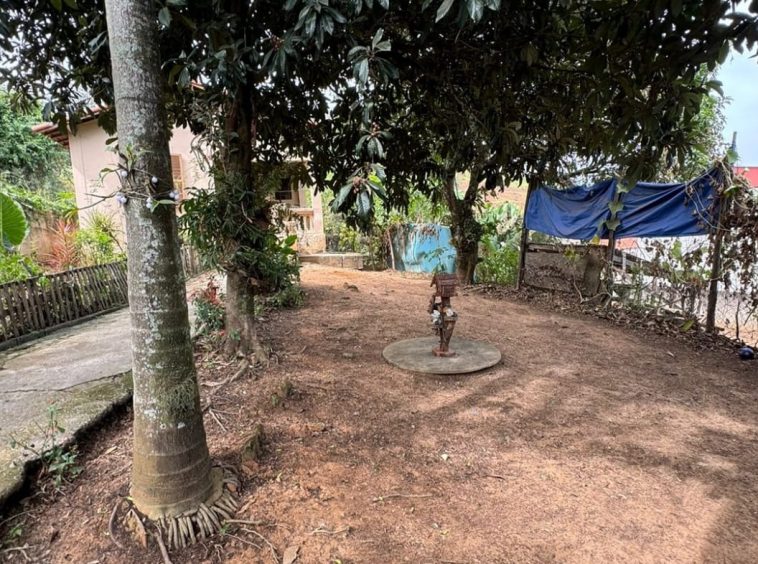 Terreno com Construção Simples - Oportunidade para Investidores - 09