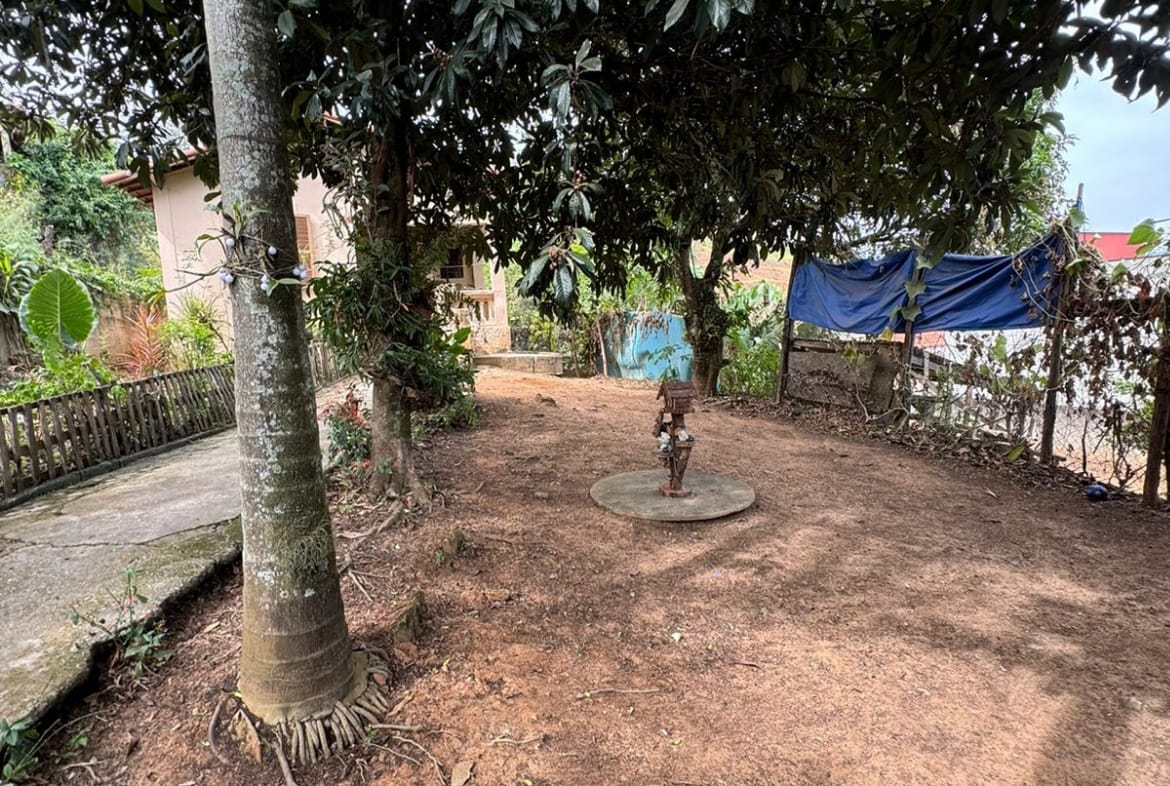 Terreno com Construção Simples - Oportunidade para Investidores - 09