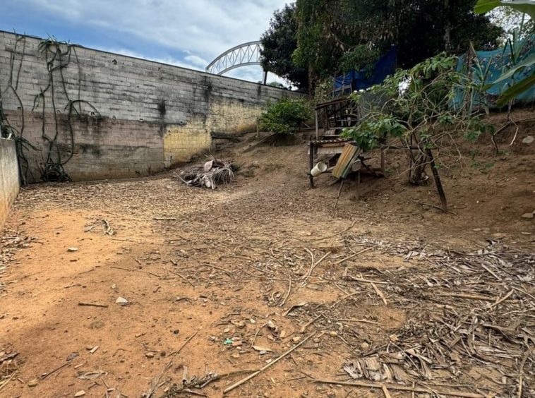 Terreno com Construção Simples - Oportunidade para Investidores - 10