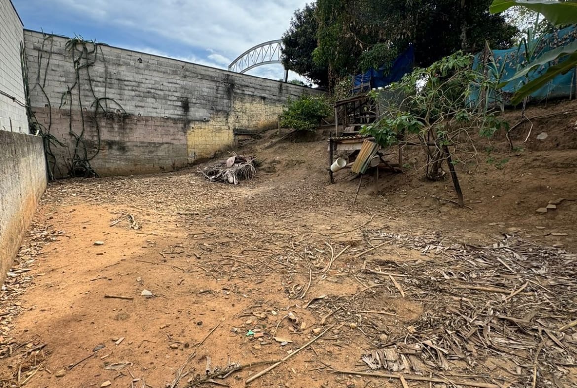 Terreno com Construção Simples - Oportunidade para Investidores - 10