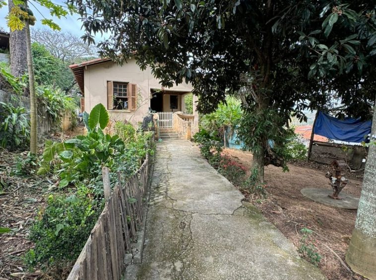 Terreno com Construção Simples - Oportunidade para Investidores - 03