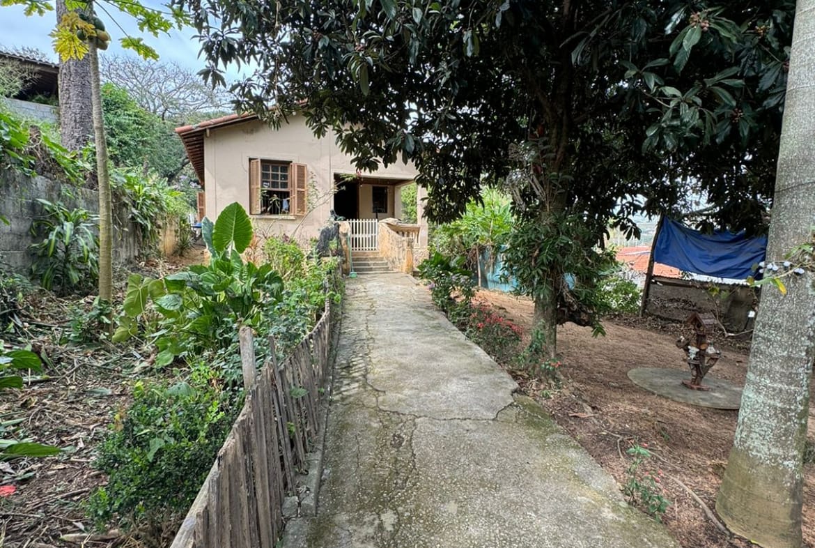 Terreno com Construção Simples - Oportunidade para Investidores - 03