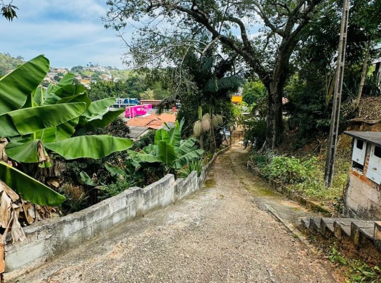 Terreno com Construção Simples - Oportunidade para Investidores - 04