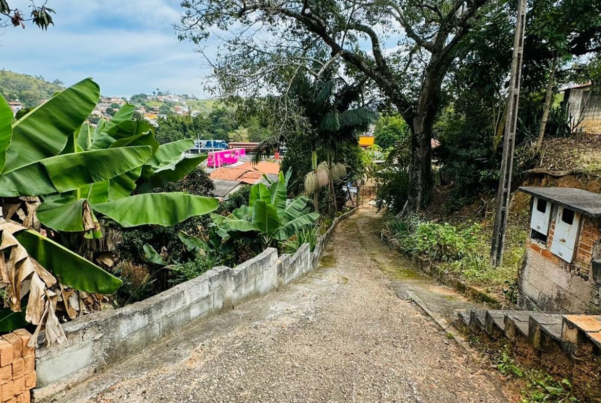 Terreno com Construção Simples - Oportunidade para Investidores - 04