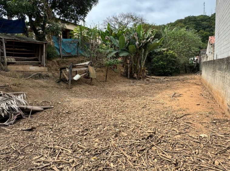 Terreno com Construção Simples - Oportunidade para Investidores - 11