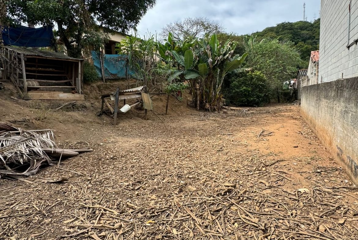 Terreno com Construção Simples - Oportunidade para Investidores - 11