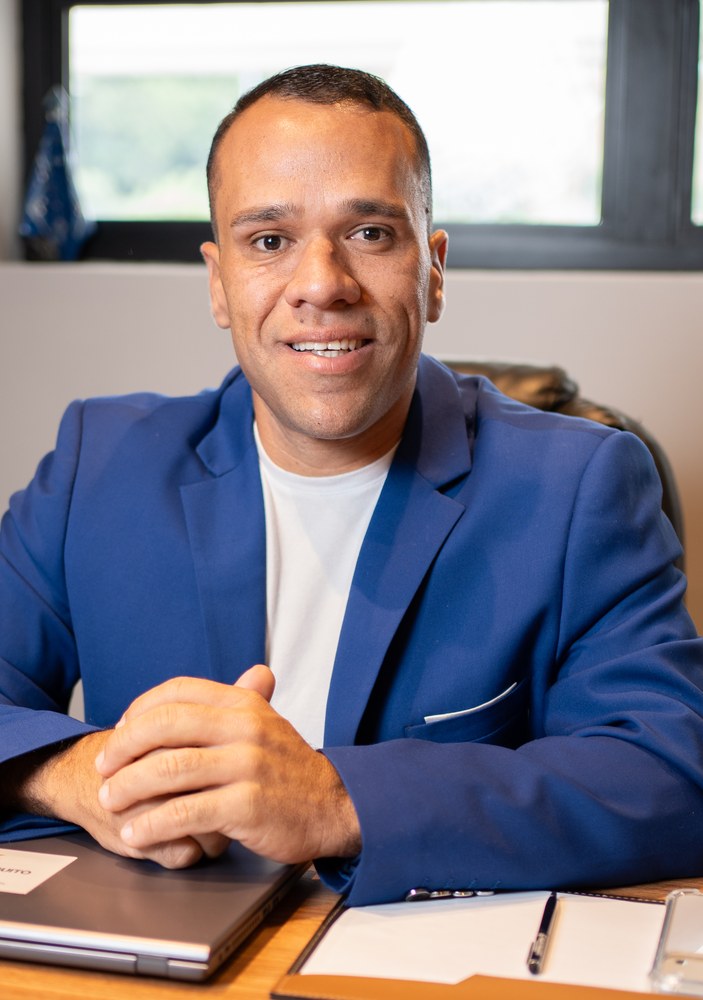 Felipe Fraguito no escritório da imobiliária em Guararema