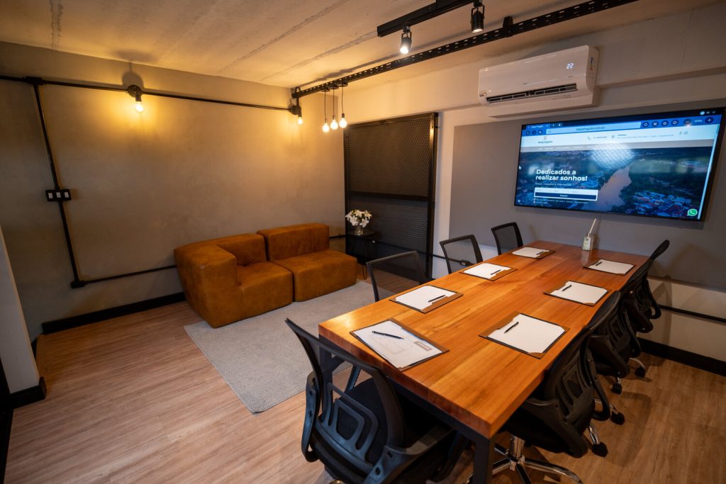 Sala de reunião com sofá da imobiliária em Guararema