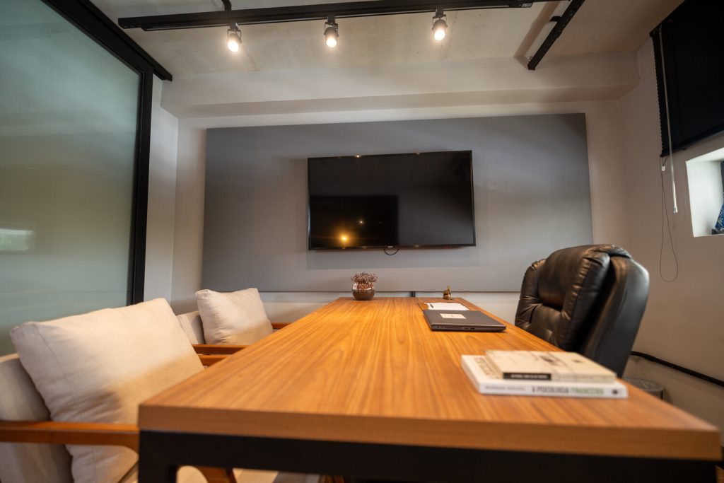 Sala de atendimento privativa da imobiliária em Guararema