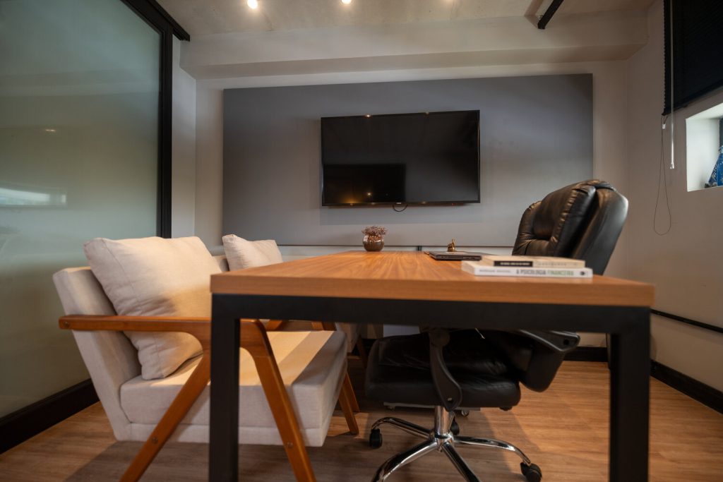 Sala de atendimento com poltronas da imobiliária em Guararema