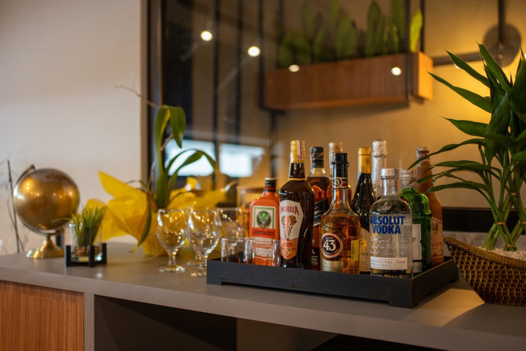 Detalhe do bar do espaço de convivência da imobiliária