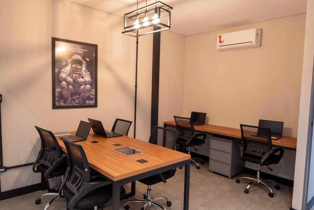 Sala operacional da equipe da imobiliária em Guararema